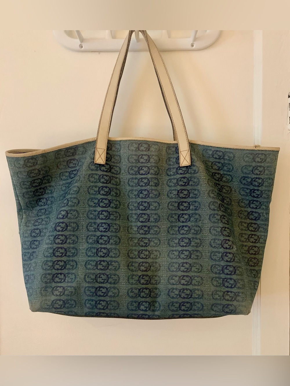 Gucci Canvas Tote Bag with Repeating Logo Pattern - Blue